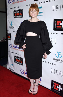Bryce Dallas Howard feet photo thumbnail