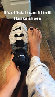 Kendra Wilkinson feet photo thumbnail