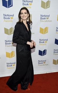Anne Hathaway feet photo thumbnail