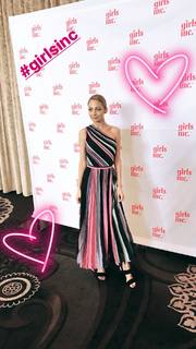 Nicole Richie feet photo thumbnail