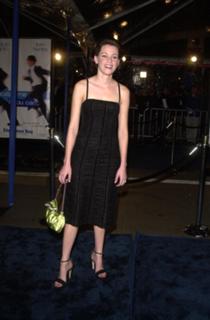 Elizabeth Banks feet photo thumbnail