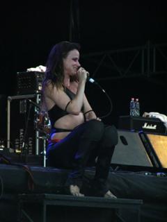 Juliette Lewis feet photo thumbnail