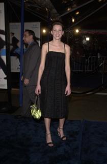 Elizabeth Banks feet photo thumbnail