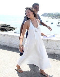 Isis Valverde feet photo thumbnail