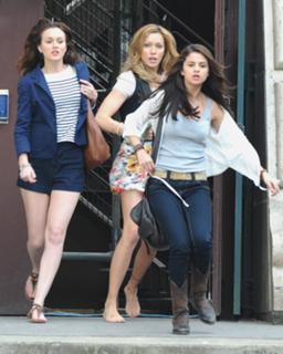 Katie Cassidy feet photo thumbnail