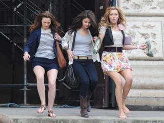 Katie Cassidy feet photo thumbnail