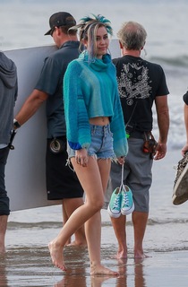 Miley Cyrus feet photo thumbnail