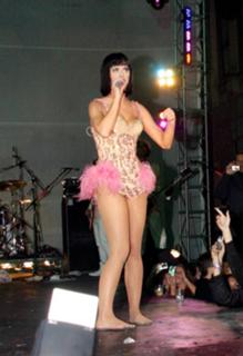 Katy Perry feet photo thumbnail