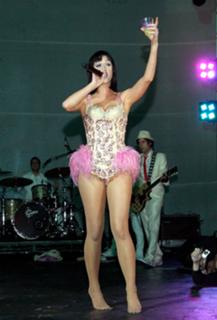 Katy Perry feet photo thumbnail
