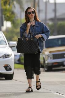 Lily Collins feet photo thumbnail
