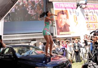 Katy Perry feet photo thumbnail