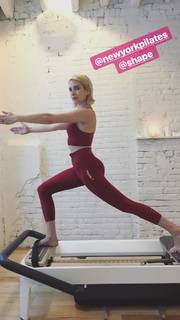 Emma Roberts feet photo thumbnail