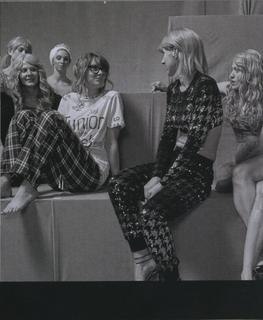 Taylor Swift feet photo thumbnail