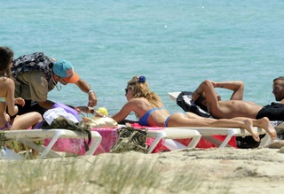 Ilary Blasi feet photo thumbnail