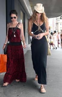 Elle Macpherson feet photo thumbnail