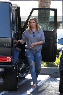 Hilary Duff feet photo thumbnail