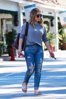 Hilary Duff feet photo thumbnail