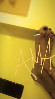 Selena Gomez feet photo thumbnail