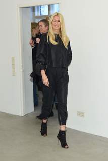 Claudia Schiffer feet photo thumbnail
