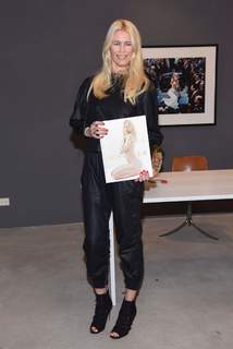 Claudia Schiffer feet photo thumbnail