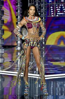 Lais Ribeiro feet photo thumbnail