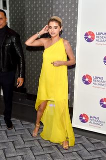 Selena Gomez feet photo thumbnail