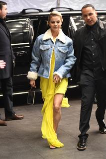 Selena Gomez feet photo thumbnail