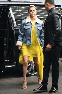 Selena Gomez feet photo thumbnail