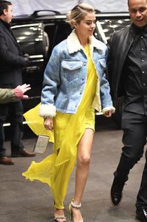 Selena Gomez feet photo thumbnail