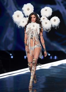 Sara Sampaio feet photo thumbnail