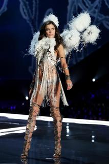 Sara Sampaio feet photo thumbnail