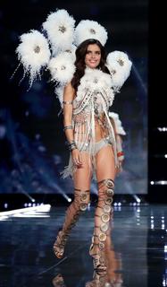 Sara Sampaio feet photo thumbnail