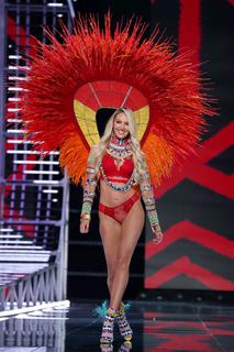 Candice Swanepoel feet photo thumbnail