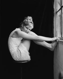 Kirsten Dunst feet photo thumbnail