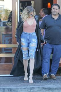 Khloé Kardashian feet photo thumbnail