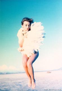 Kylie Minogue feet photo thumbnail