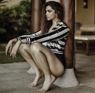 Deepika Padukone feet photo thumbnail