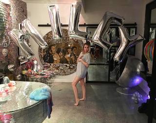 Miley Cyrus feet photo thumbnail