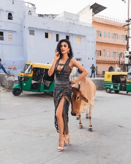 Shay Mitchell feet photo thumbnail