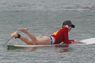 Avril Lavigne feet photo thumbnail