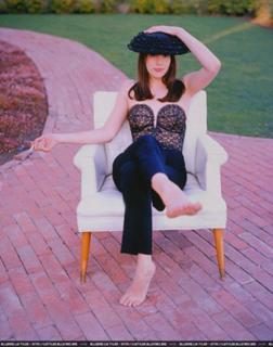 Liv Tyler feet photo thumbnail