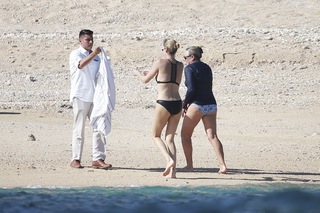 Charlize Theron feet photo thumbnail