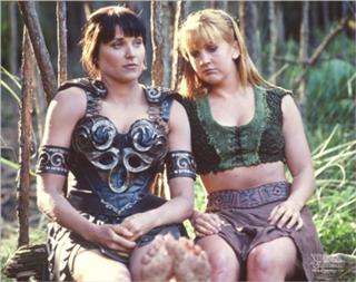 Lucy Lawless feet photo thumbnail