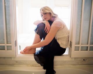 Katherine Heigl feet photo thumbnail