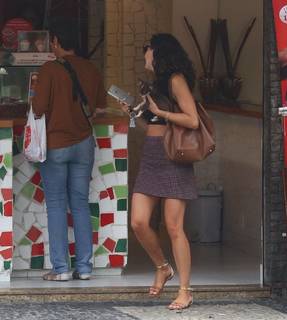 Isis Valverde feet photo thumbnail