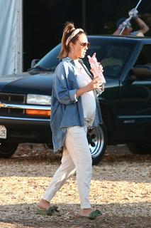 Jessica Alba feet photo thumbnail