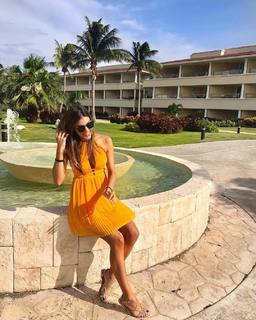 Iris Mittenaere feet photo thumbnail