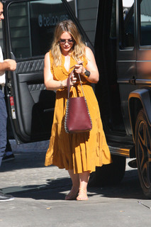 Hilary Duff feet photo thumbnail
