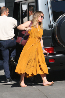 Hilary Duff feet photo thumbnail