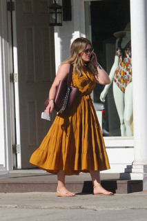 Hilary Duff feet photo thumbnail